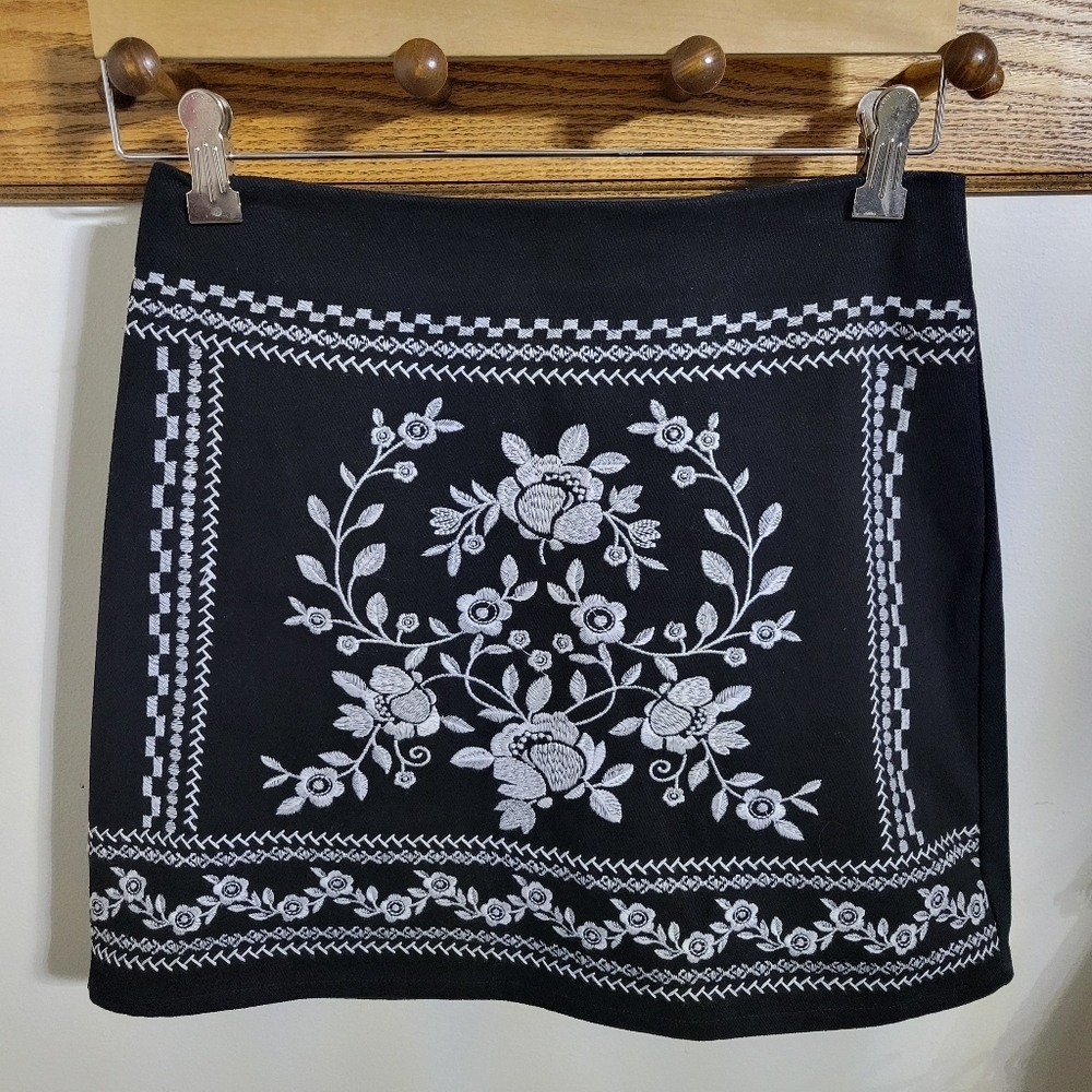 Francescas Mi Ami Black And White Embroidered Floral Mini Skirt, Size S